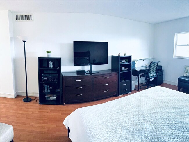 Building Photo - 800 NE 195th St