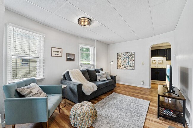 Building Photo - 2020 E 6th St