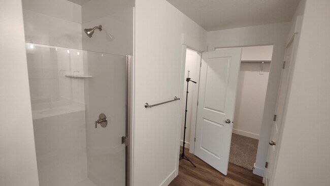 Building Photo - 4 Bed Town Home for Rent in Riverton
