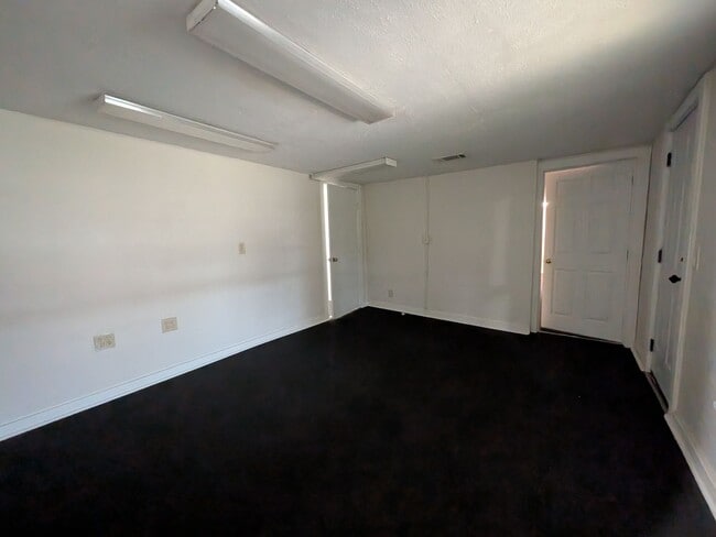 Building Photo - 1020 N Main St