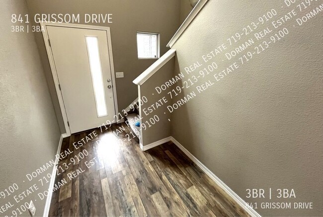 Building Photo - $500 OFF the first month of rent! Single F...