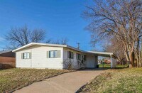Building Photo - 1604 Red Fox Rd