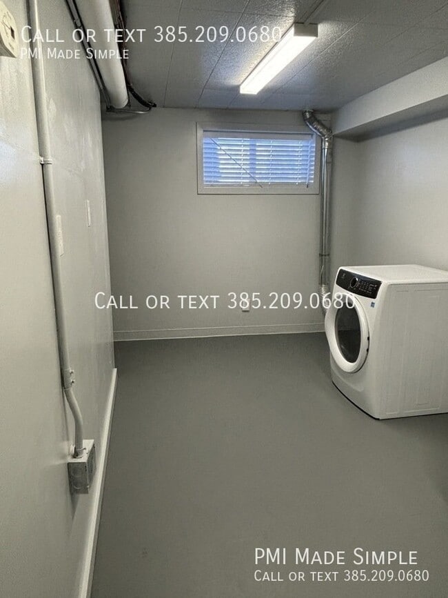 Building Photo - Renovated Duplex on a Quiet Cul-de-sac