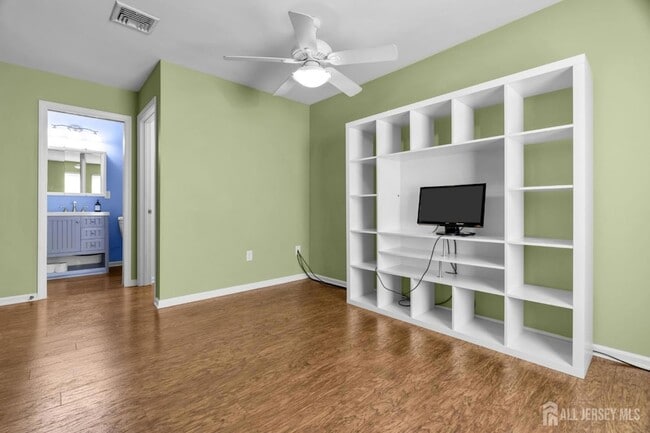 Building Photo - 19 Delavan Ct
