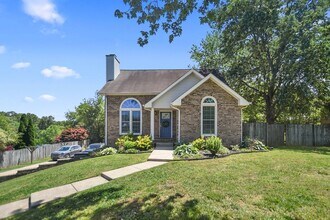 Building Photo - Pet Friendly Three Bedroom!