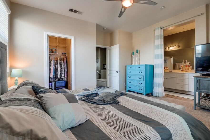 Master Bedroom - 4300 Newton Ave