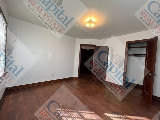 Building Photo - Charming 3 Bedroom