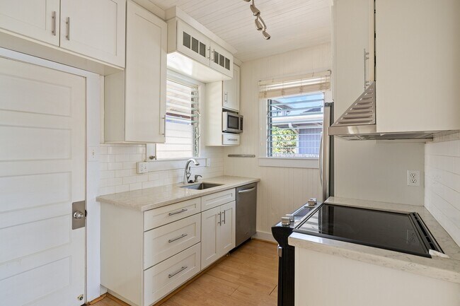 Building Photo - 3-bedroom, 2-bath single-family home with a covered porch and parking. Ideally located near Diamo...