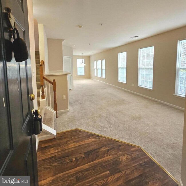 Building Photo - 5098 English Terrace