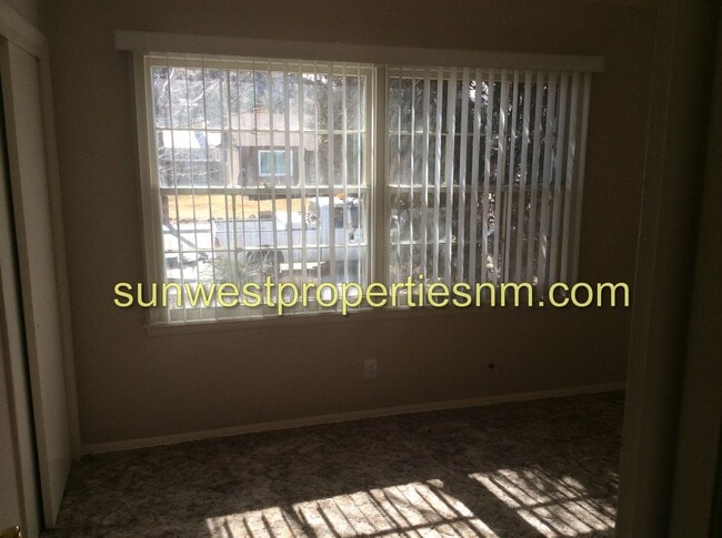 Building Photo - 3 Bedroom, 1.5 Bath House with 1 Car Garage and Fenced Backyard