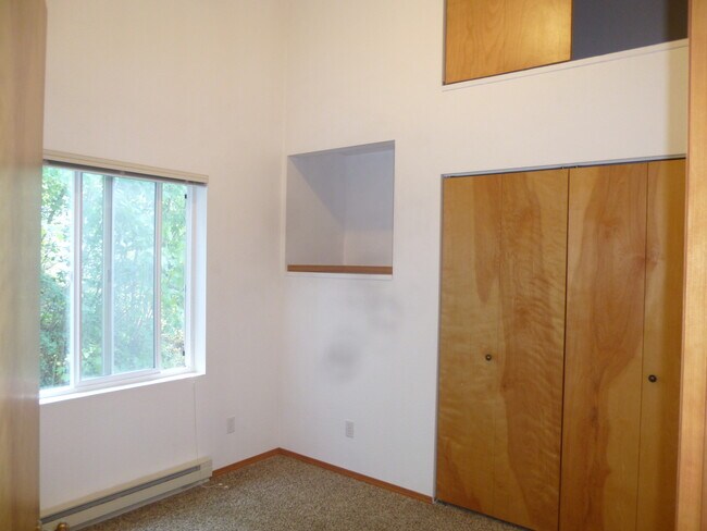 Building Photo - Wonderful secluded home