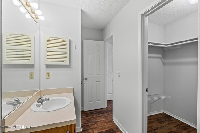 Building Photo - 517 Tuxedo Ct