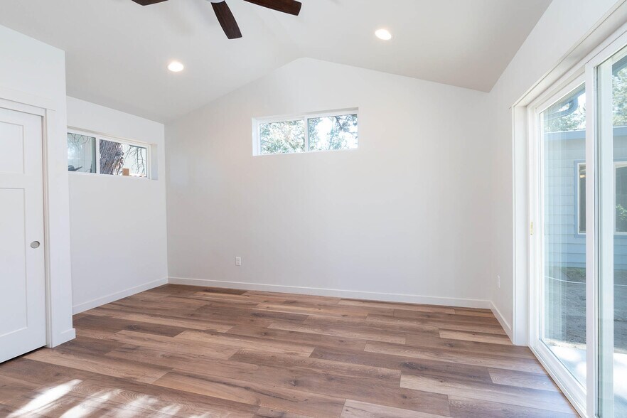 Building Photo - 1262 NE Burnside Ave