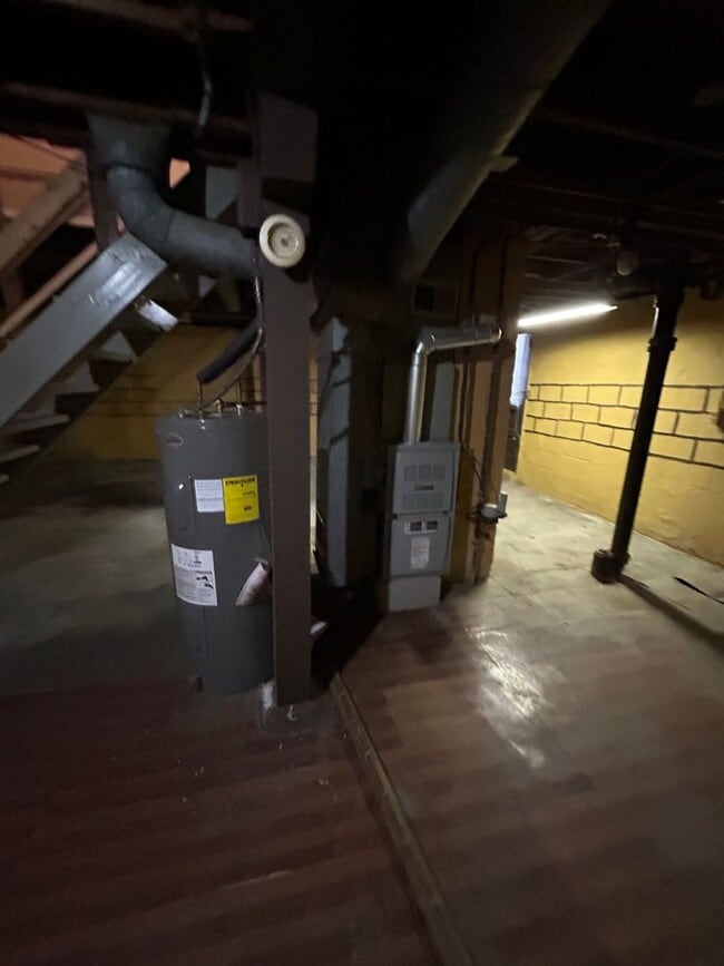 Building Photo - ** Move in Special ** Spacious 3-Bedroom, 2-Bathroom Home – Accepting Section 8 – $1,175/Month