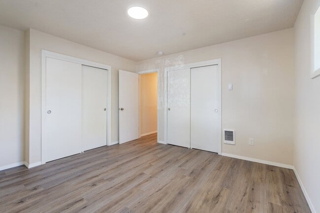 Building Photo - Beautiful 4 bedroom, 2 bathroom home in Lents Neighborhood!