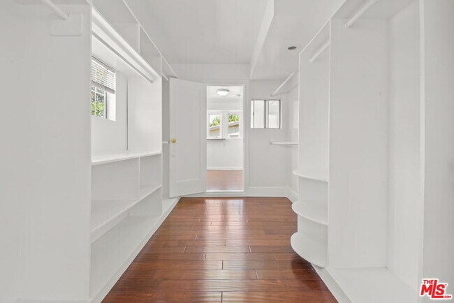 Building Photo - 975 Westchester Pl