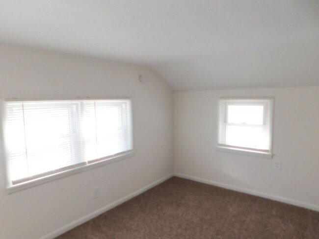 Building Photo - Spacious 3 bedroom/1 bath home in El Dorado!