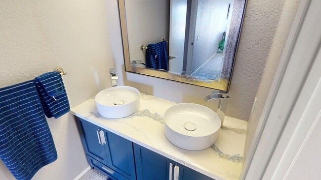 Building Photo - Stunning Bayfront 2/2.5 Condo in Montego Court