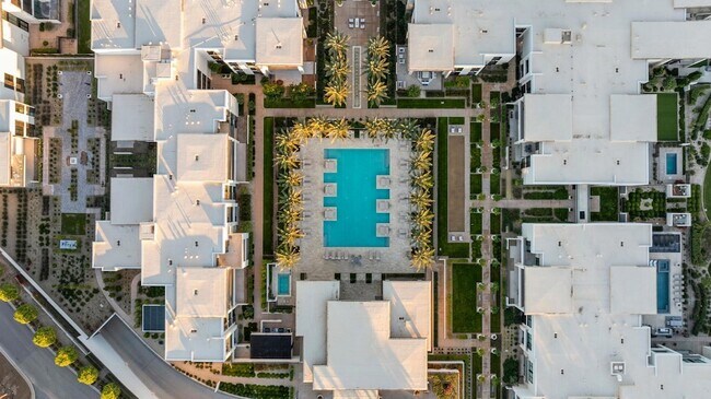 Building Photo - 6587 N Palmeraie Blvd