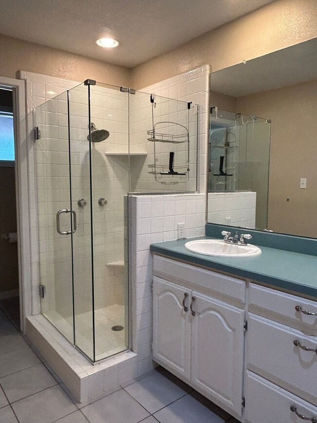 Building Photo - Beautiful Large Family Home!!!