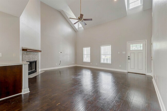 Building Photo - 8411 Syms St