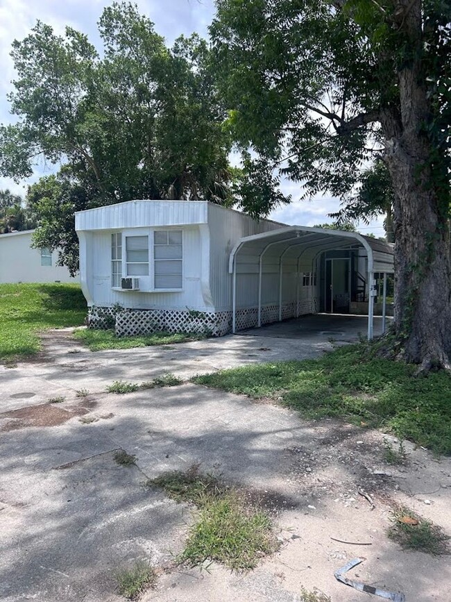 Building Photo - Newly Remodeled, 2 Bedroom North Fort Myers