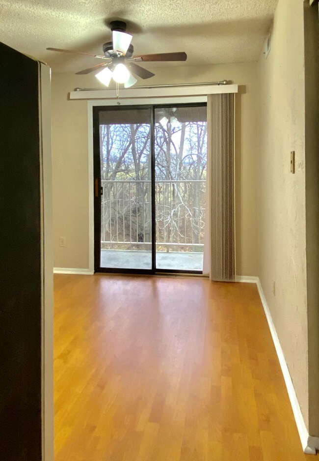 Building Photo - 220 Suppiger Ln