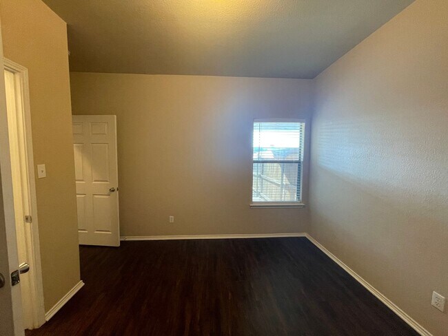 Building Photo - 105-107 Sunburst Court