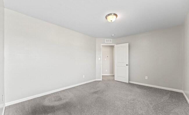 Building Photo - 4-Bedroom with Fenced Yard