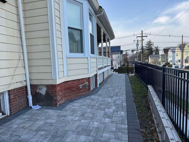 Building Photo - 143 W 2nd St