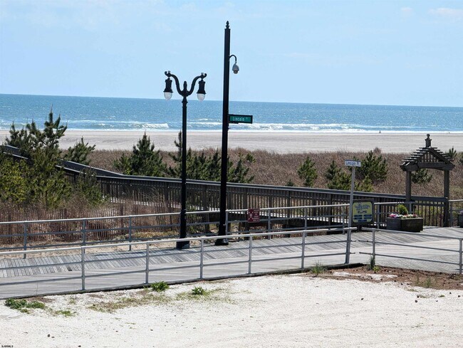 Building Photo - 3801 Boardwalk