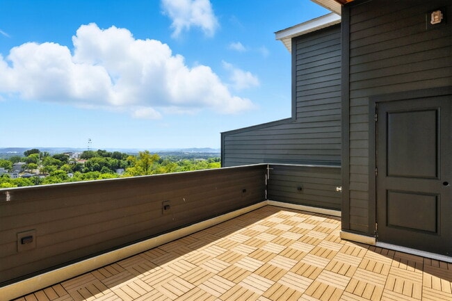 Building Photo - "Spacious 4-Bed, 4-Bath Gem in Nashville -...