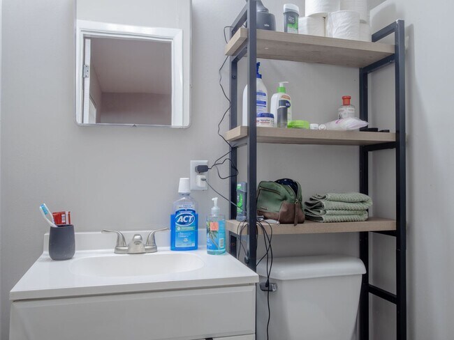 Building Photo - 411 College Blvd