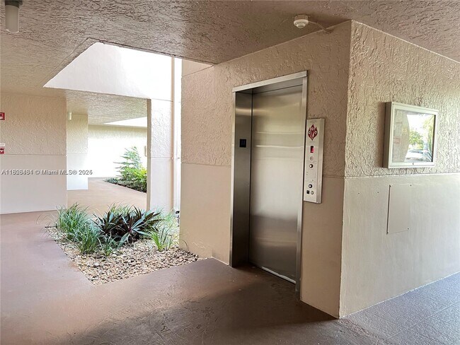 Building Photo - 1830 Sabal Palm Dr