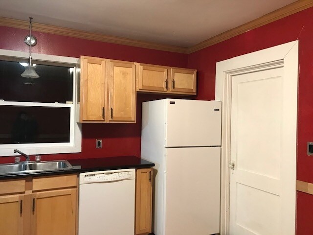 Building Photo - 208 B St