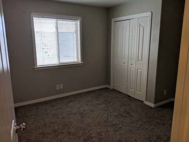 Building Photo - 2 Bed 1 Bath Delmar Condo in Sugar City!