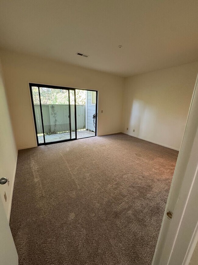 Building Photo - Single Level Lower Condo at Woodside Terrace