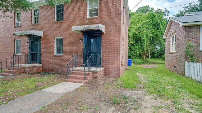 Building Photo - 3 Bedroom 1 Bath Townhouse in Wagener Terrace - Charleston Peninsula