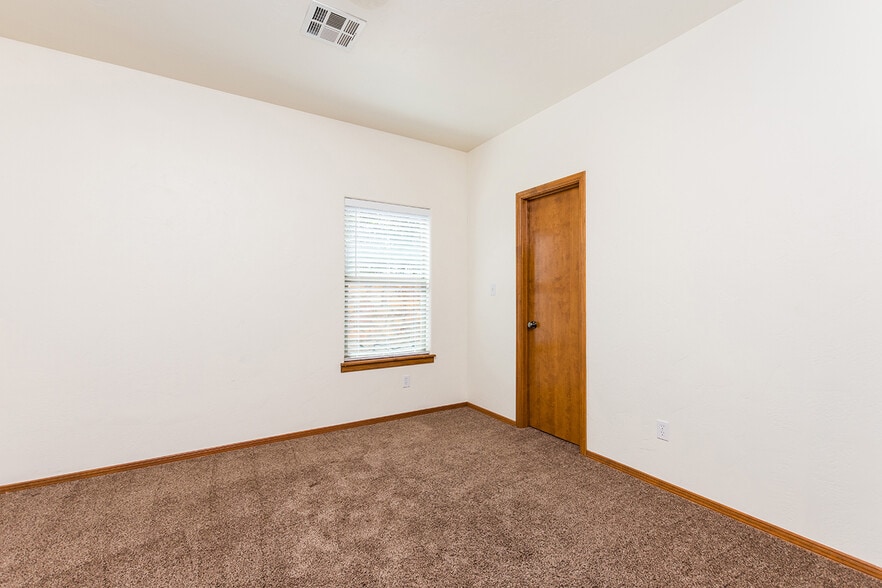 Building Photo - 2375 Saturn Cir