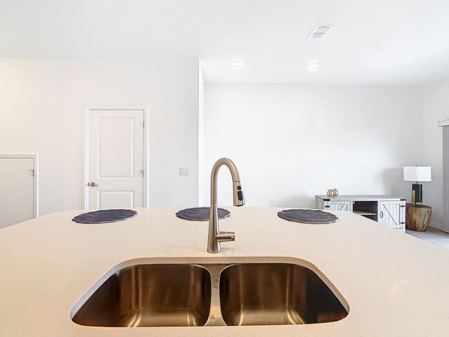 Building Photo - AVAILABLE NOW! 3/2.5 Townhome For Rent in Bellalago!