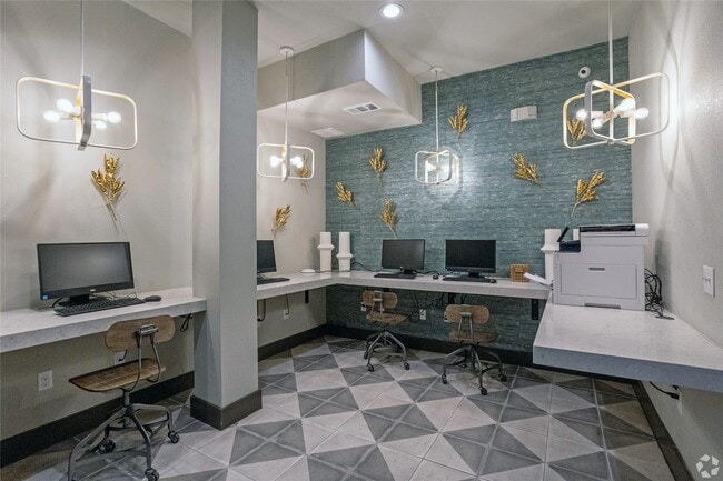 Building Photo - 3300 Oak Creek Dr