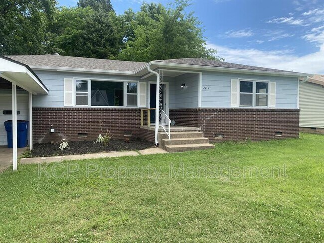 Building Photo - 2819 Phoenix Ave