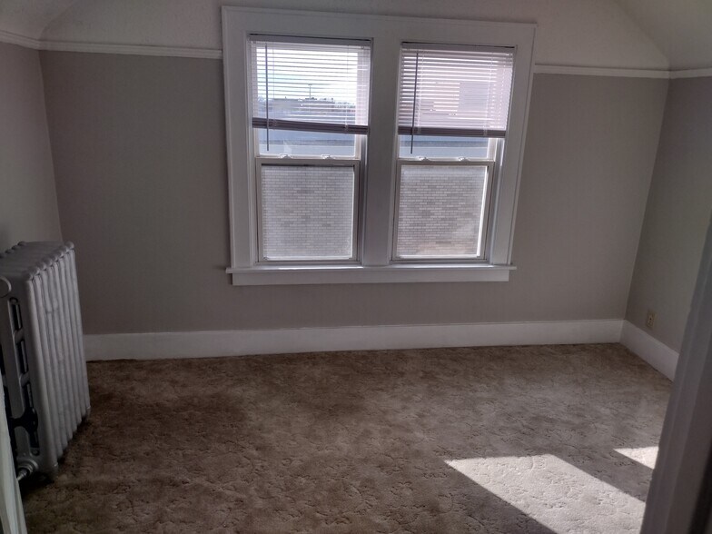 Building Photo - 216 E 2nd St