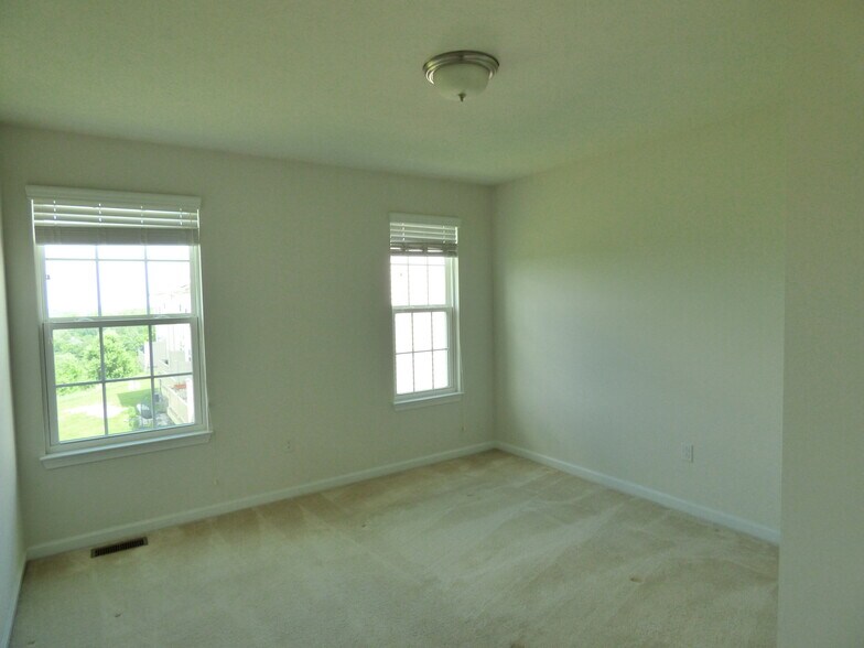 Building Photo - 2703 Pointe View Dr