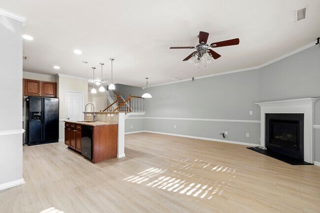 Building Photo - Charming 2-Bedroom Townhome in Desirable Remington Oaks, Cary!