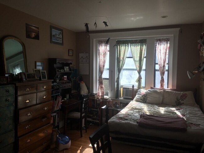 Building Photo - WOW!!!  NICE BRIGHTON 2 BED NEAR CLEVELAND CIRCLE