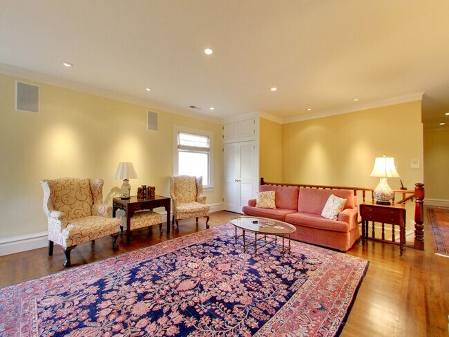 Building Photo - STUNNING 2/2 W/ Dining Room and LARGE Atti...