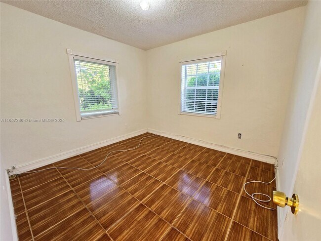 Building Photo - 18441 NE 20th Pl