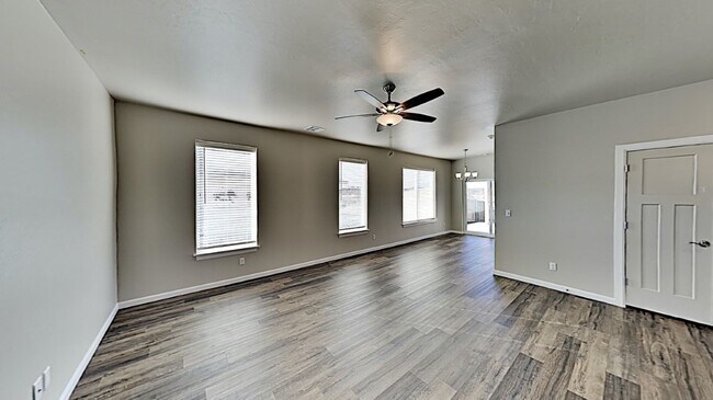 Building Photo - Very Nice 3 Bedroom 2 Bath Home in Yukon S...