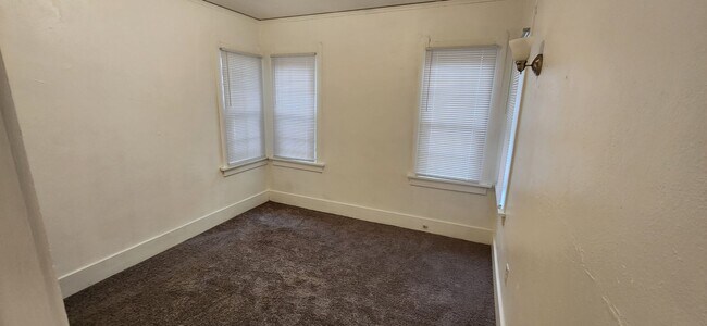 Building Photo - MOVE IN SPECIAL 1/2 OFF FIRST FULL MONTHS RENT.  ALL PROSPECTIVE TENANTS MUST SUBMIT A $58 NON-RE...